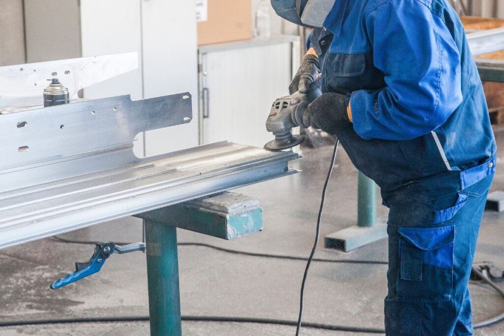 Szlifowanie aluminium szlifierką kątową – obróbka i wygładzanie powierzchni aluminiowej